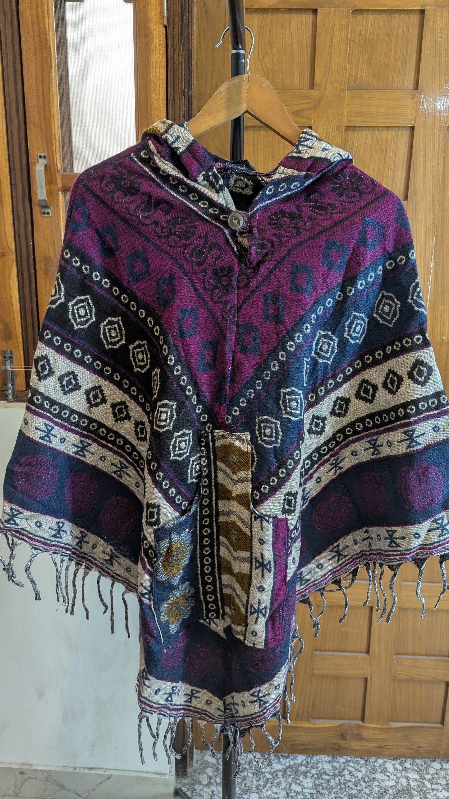 Indie-Vibe Geometric Print Woolen Poncho – Relaxed Fit Winter Wear
