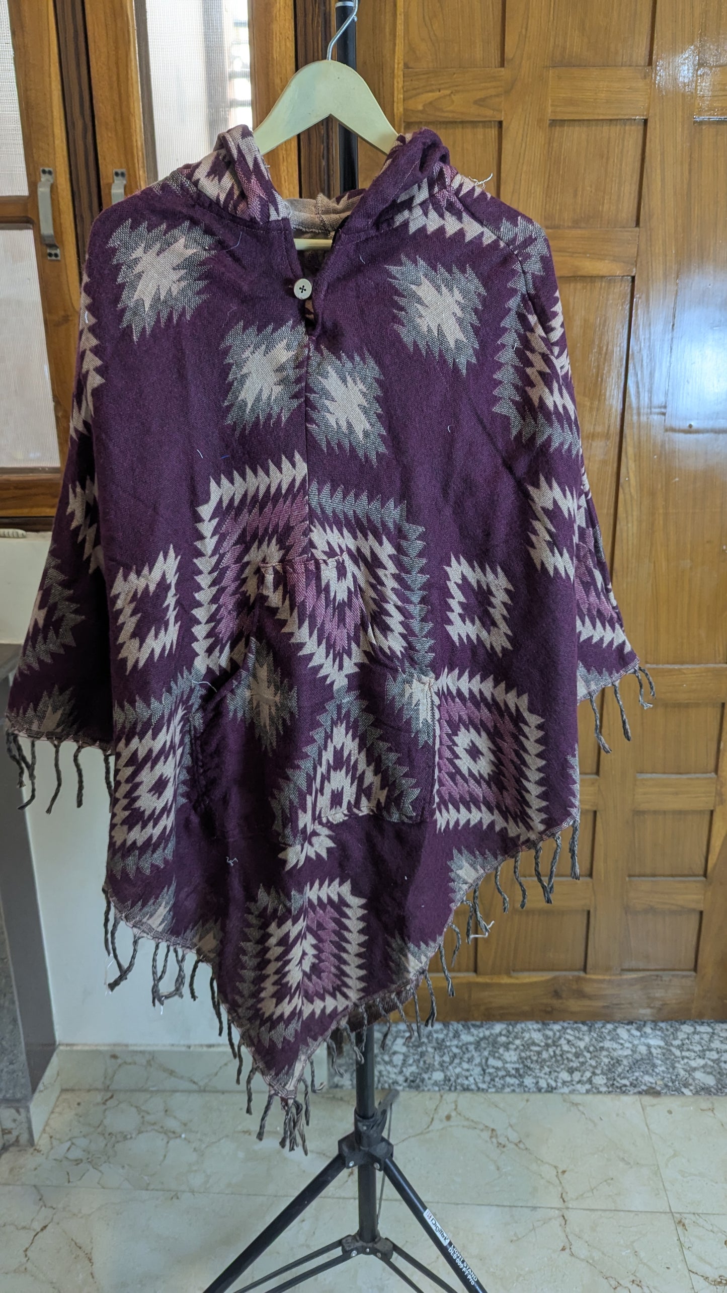 Handcrafted-Style Hooded Woolen Poncho – Premium Geometric Winter Wrap
